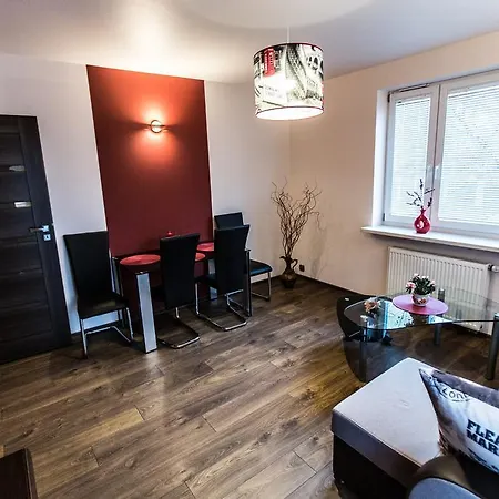 Maple Leaf Apartment *